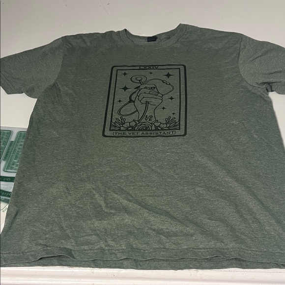 Gildan Tops - Gildan Large Green Short Sleeve Graphic The Vet Assistant Tarot Card T Short